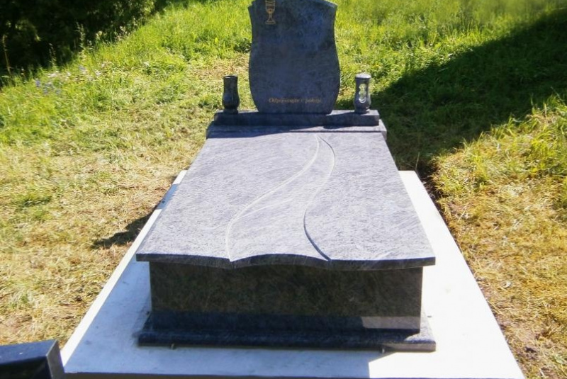 Náhrobky a pamätníky