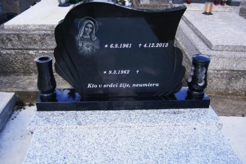 Náhrobky a pamätníky