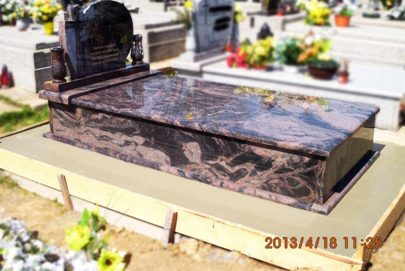 Náhrobky a pamätníky