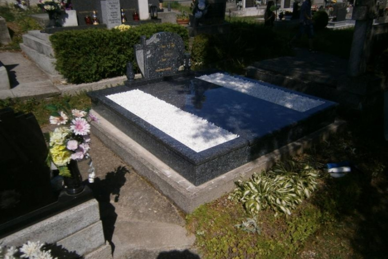 Náhrobky a pamätníky