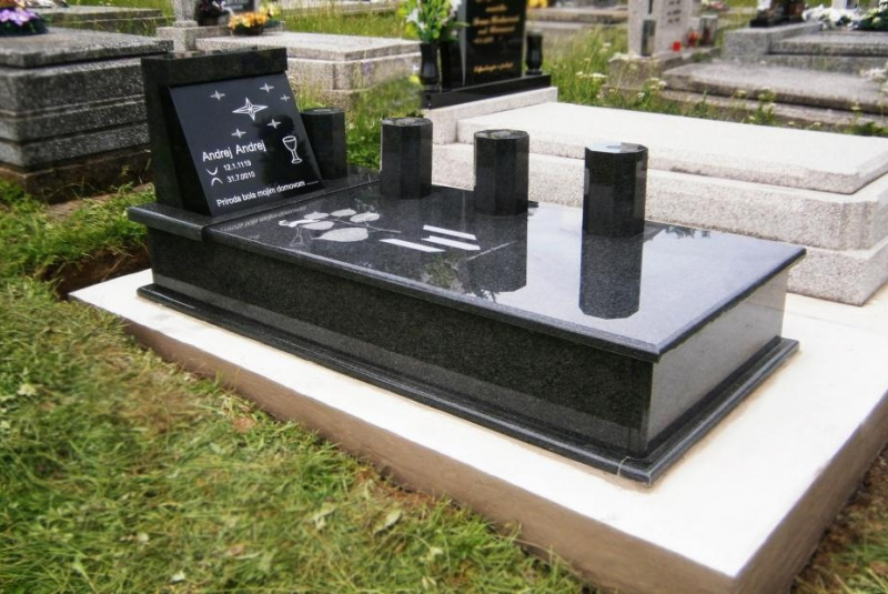 Náhrobky a pamätníky
