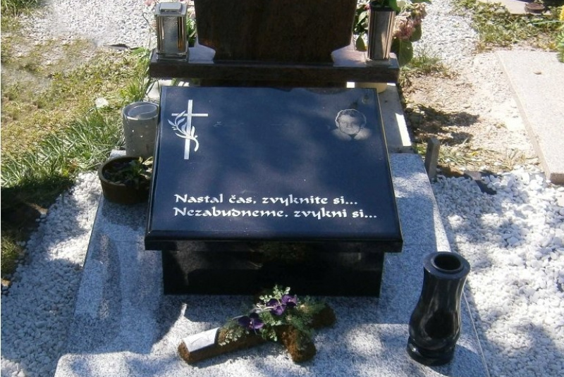 Náhrobky a pamätníky
