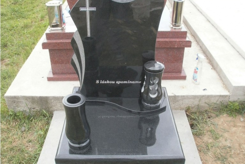Náhrobky a pamätníky