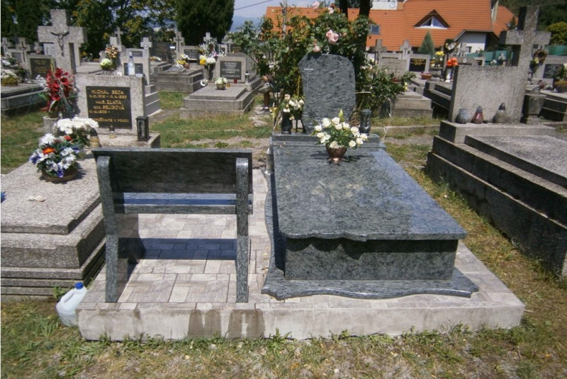 Náhrobky a pamätníky