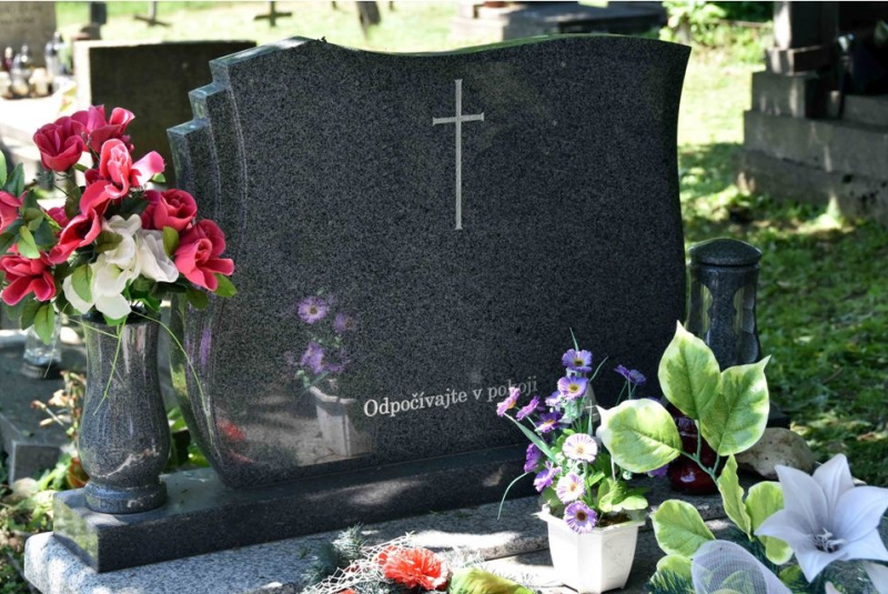 Náhrobky a pamätníky