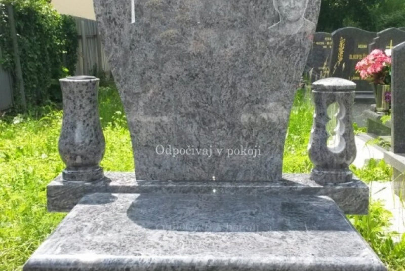 Náhrobky a pamätníky