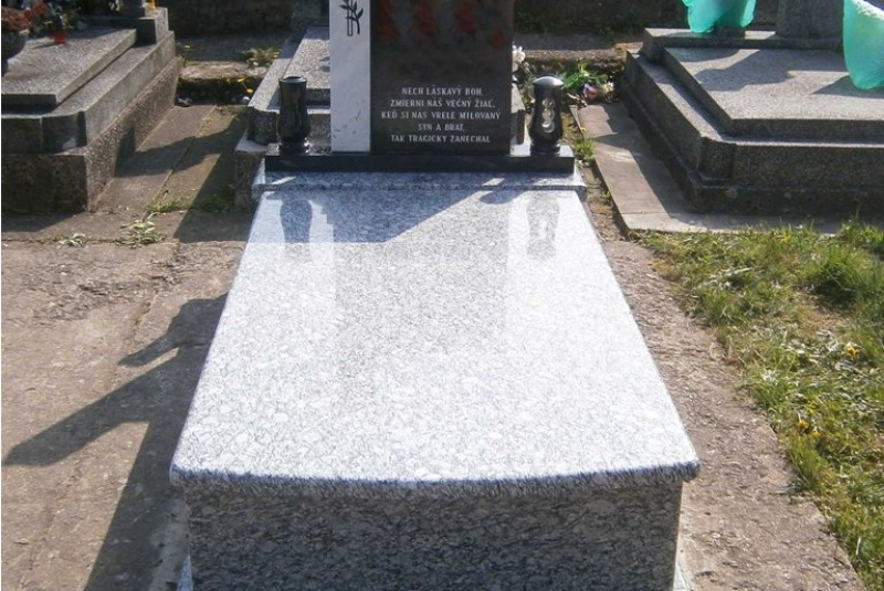 Náhrobky a pamätníky