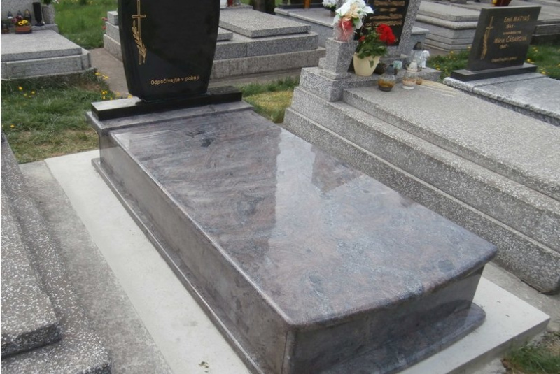 Náhrobky a pamätníky