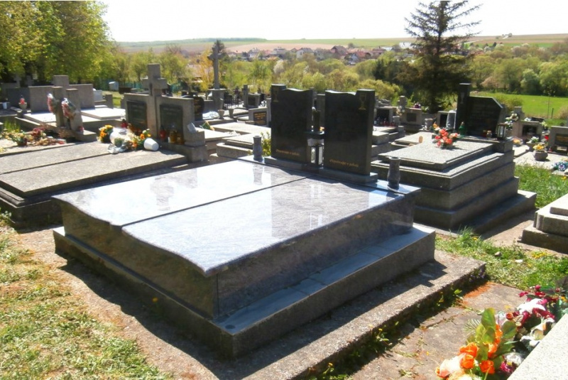 Náhrobky a pamätníky